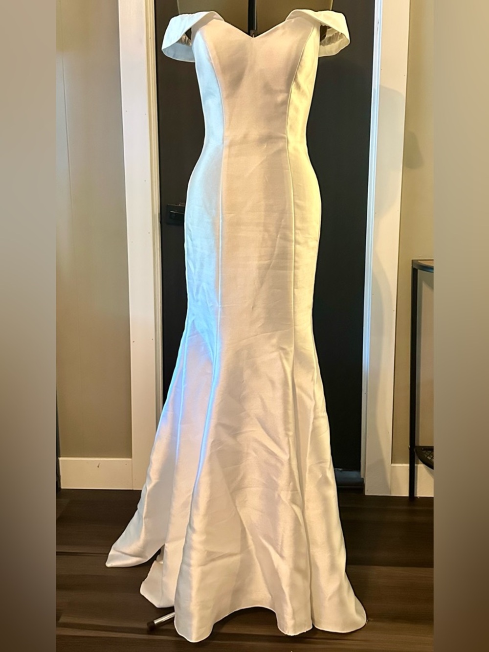 Elegant White Mermaid Gown~ Pink Paparazzi